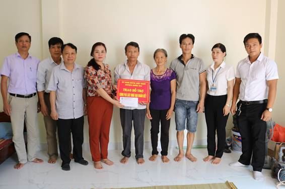 Ủy ban MTTQ Việt Nam huyện Quốc Oai trao tiền hỗ trợ xây nhà Đại đoàn kết