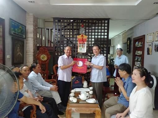 Quận Bắc Từ Liêm thăm và tặng quà các gia đình chính sách tại phường Xuân Đỉnh và phường Xuân Tảo