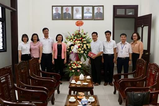 Thị xã Sơn Tây chúc mừng Linh mục Tổng đại diện và kiêm quản xứ giáo xứ Nhà thờ Chính tòa Sơn Lộc