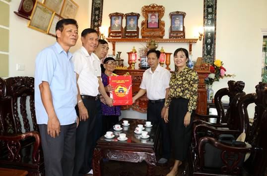Huyện Quốc Oai thăm, tặng quà các gia đình chính sách tiêu biểu nhân kỷ niệm 73 năm ngày Thương binh - Liệt sĩ  