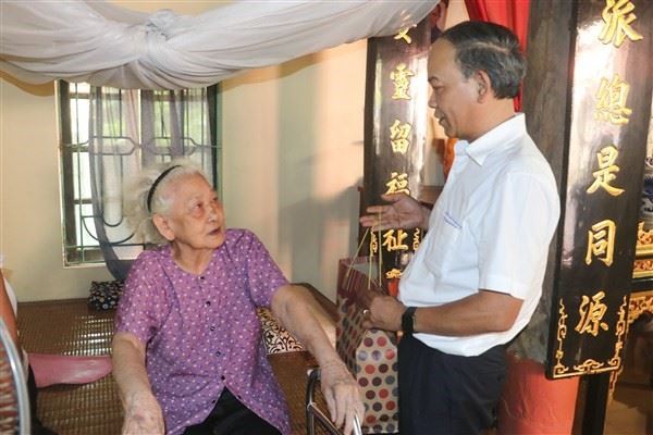Lãnh đạo huyện Gia Lâm thăm hỏi, tặng quà các gia đình chính sách