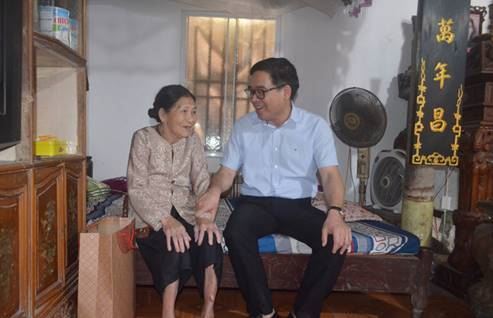 Huyện Mê Linh thăm hỏi, tặng quà nhân dịp kỷ niệm 73 năm Ngày Thương binh – Liệt sỹ.
