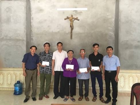 Huyện Mê Linh thăm, tặng quà các gia đình chính sách trong đồng bào Công giáo nhân dịp kỷ niệm 73 năm ngày Thương binh - Liệt sỹ ( 27/7/1947-27/72020). 
