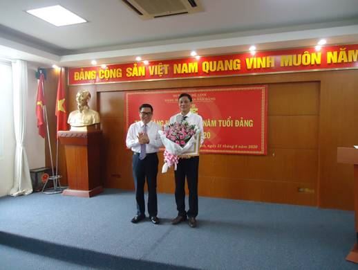 Trao Huy hiệu 30 năm tuổi Đảng cho đồng chí Hoàng Văn Tân – Chủ tịch Ủy ban MTTQ Việt Nam huyện đợt 2/9/2020.