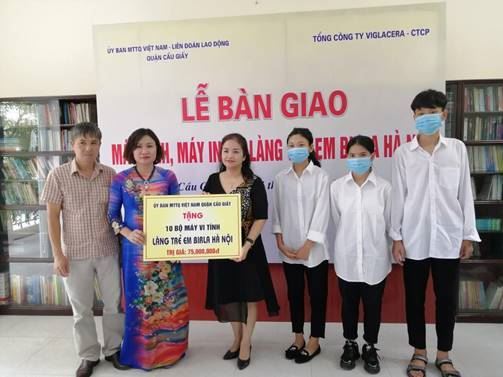 Quận Cầu Giấy trao tặng máy tính cho học sinh Làng trẻ em Birla Hà Nội
