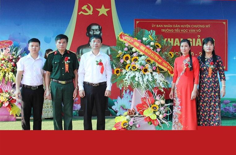 Ủy ban MTTQ Việt Nam huyện Chương Mỹ chúc mừng lễ khai giảng năm học mới tại trường Tiểu học Văn Võ