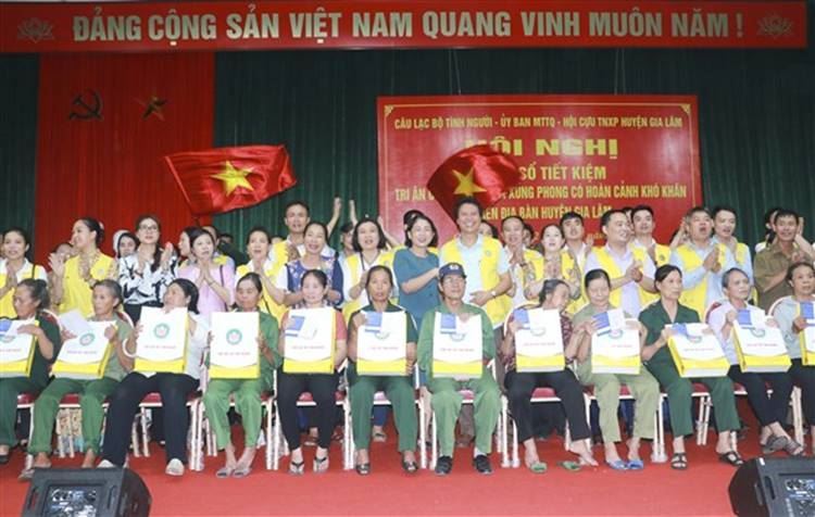 Câu lạc bộ Tình người trao tặng sổ tiết kiệm tri ân cựu Thanh niên xung phong huyện Gia Lâm