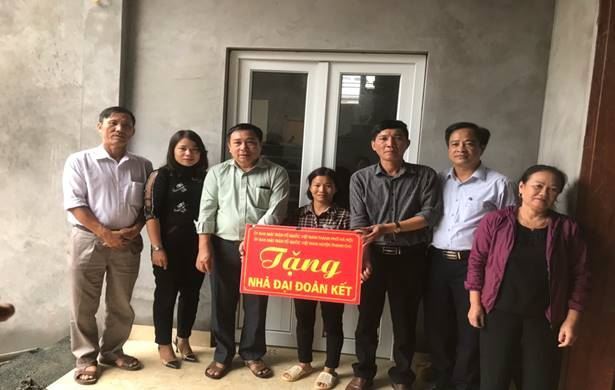 Huyện Thanh Oai trao kinh phí hỗ trợ hộ nghèo xây dựng Nhà Đại đoàn kết