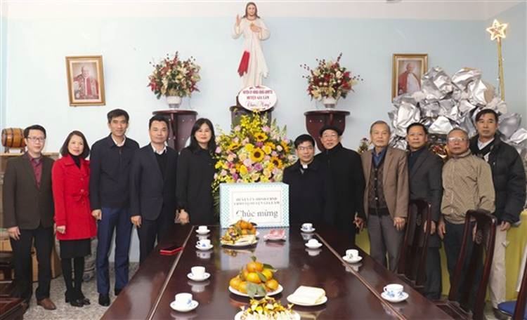 Huyện uỷ Gia Lâm chúc mừng giáo sứ Tư Đình nhân dịp Lễ Giáng sinh