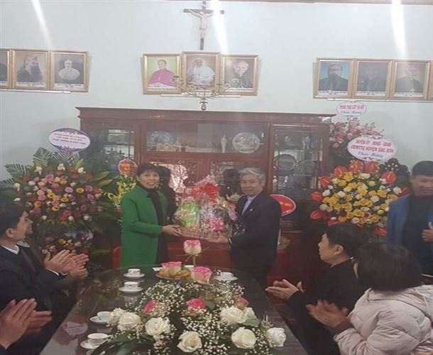 Lãnh đạo huyện Sóc Sơn tặng quà nhân dịp Giáng sinh năm 2020 tại nhà thờ Lập Trí xã Minh Trí
