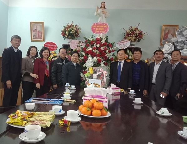 Lãnh đạo quận Long Biên thăm, chúc mừng và tặng quà giáo xứ Tư Đình nhân dịp lễ Noel năm 2020