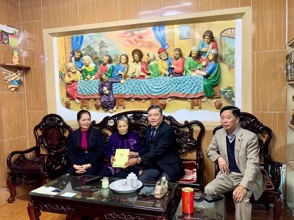 Quận Hoàng Mai thăm hỏi, động viên, tặng quà các gia đình là giáo dân nghèo, có hoàn cảnh khó khăn 