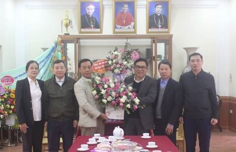 Lãnh đạo huyện Mê Linh đi thăm, tặng quà đồng bào Công giáo nhân dịp Lễ Giáng sinh năm 2020