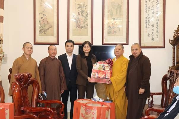 Lãnh đạo huyện Gia Lâm thăm, chúc Tết Ban Trị sự Phật giáo và Ban Đoàn kết Công giáo huyện