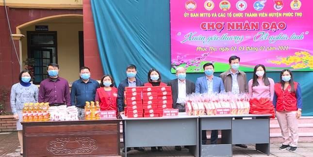 Ủy ban MTTQ Việt Nam huyện Phúc Thọ trao tặng quà Tết cho các hộ nghèo, hộ có hoàn cảnh khó khăn nhân dịp Tết Nguyên đán Tân Sửu 2021
