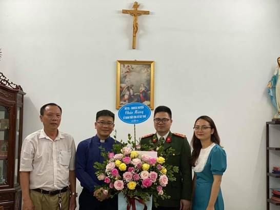 Ủy ban MTTQ Việt Nam huyện Hoài Đức thăm, tặng hoa, chúc mừng các linh mục trên địa bàn huyện nhân dịp lễ Quan thầy Thánh Giu Se 19/3               