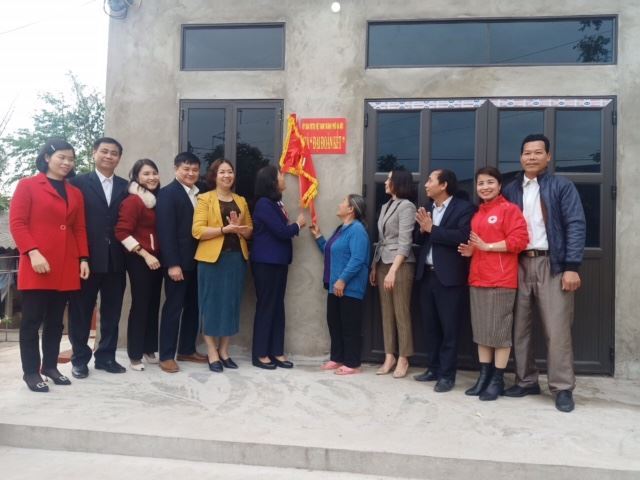 Ủy ban MTTQ Việt Nam huyện Ba Vì bàn giao nhà “Đại đoàn kết” cho hộ nghèo.