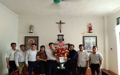 Ủy ban MTTQ Việt Nam huyện Ba Vì thăm, tặng quà các linh mục nhân dịp lễ Phục sinh năm 2021    