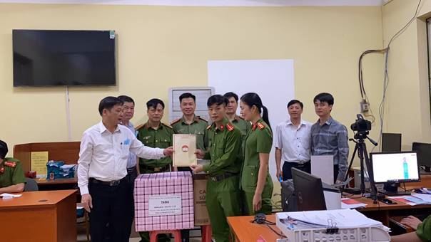 Ủy ban MTTQ huyện Ứng Hòa thăm, tặng quà Tổ căn cước Đội Quản lý hành chính Công an huyện Ứng Hòa   