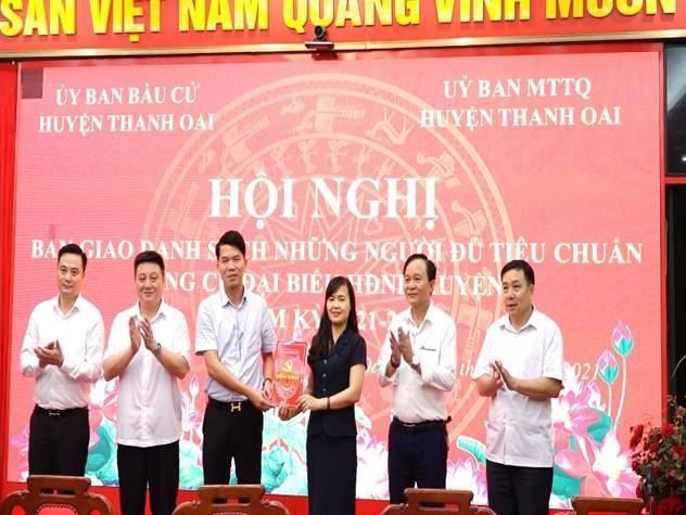 Ủy ban Mặt trận tổ quốc Việt Nam huyện Thanh Oai bàn giao danh sách những người đủ tiêu chuẩn ứng cử Đại biểu HĐND huyện nhiệm kỳ 2021 – 2026.