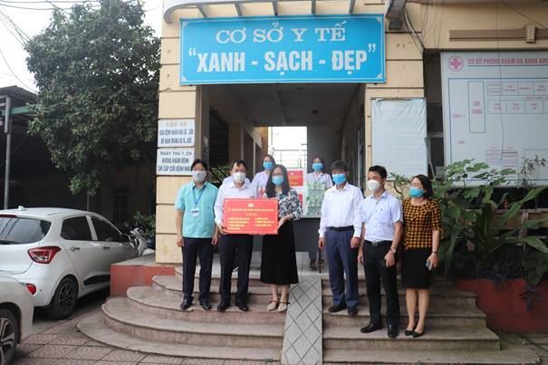 Lãnh đạo Uỷ ban MTTQ Việt Nam thành phố Hà Nội kiểm tra công tác bầu cử và thăm, tặng quà động viên lực lượng tuyến đầu phòng chống dịch tại huyện Gia Lâm  
