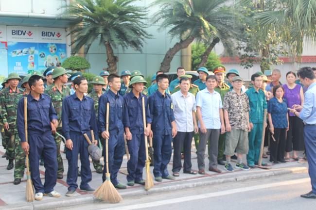 MTTQ quận Long Biên phối hợp ra quân làm sạch, đẹp cảnh quan môi trường phục vụ bầu cử   