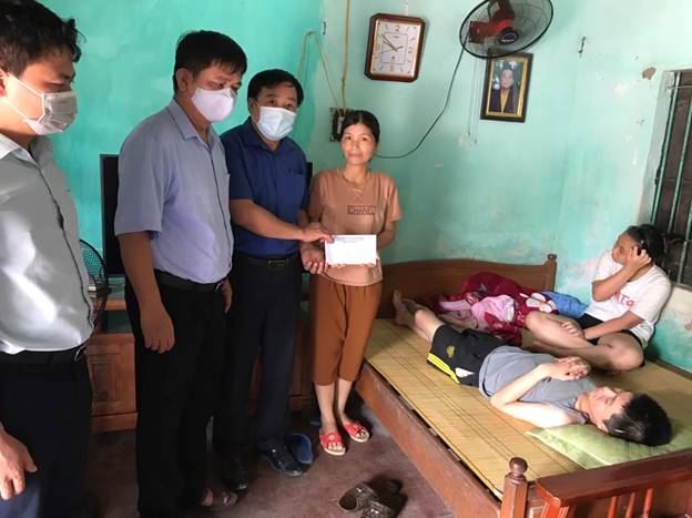 Mặt trận tổ quốc huyện Thanh Oai hỗ trợ gia đình có hoàn cảnh khó khăn