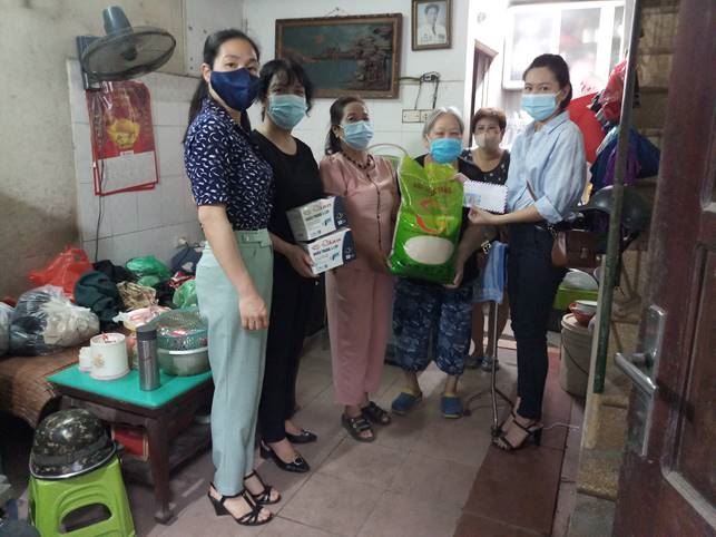 Ủy ban MTTQ Việt Nam quận Hoàng Mai tặng quà hộ nghèo do ảnh hưởng bởi dịch COVID-19  