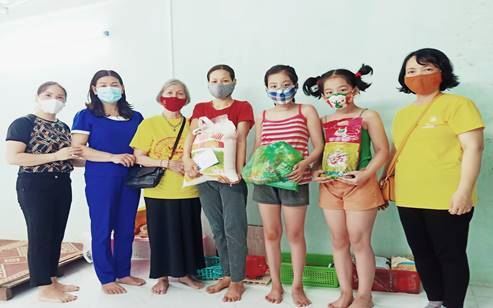 Ban thường trực Ủy ban MTTQ Việt Nam huyện Thanh Trì thăm hỏi động viên tặng quà các hộ có hoàn cảnh khó khăn  