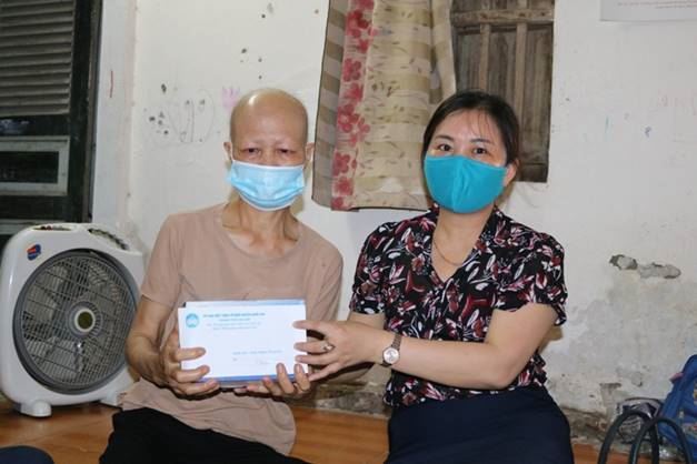 Ủy ban MTTQ Việt Nam huyện Quốc Oai hỗ trợ hộ cận nghèo có hoàn cảnh đặc biệt khó khăn gặp tai nạn lao động
