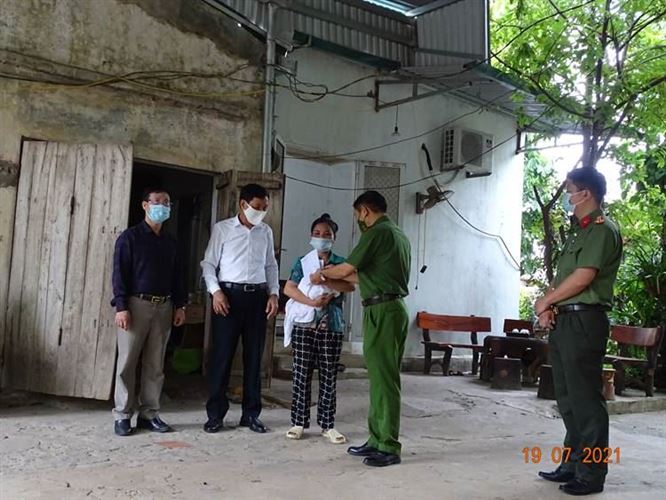 Uỷ ban MTTQ và Công an huyện Quốc Oai thăm, tặng quà gia đình Thượng úy Nguyễn Văn Hùng        