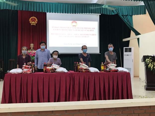 Ủy ban MTTQ Việt Nam huyện Ứng Hòa trao quà hỗ trợ 41 hộ nghèo bị ảnh hưởng bởi dịch bệnh Covid-19