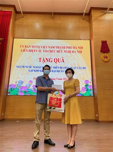 Ủy ban MTTQ Việt Nam Thành phố, Liên hiệp các tổ chức Hữu nghị thành phố Hà Nội tặng quà cho những người nước ngoài đang tạm trú tại Quận Tây Hồ gặp khó khăn do đại dịch Covid-19               
