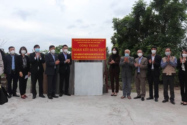 Ủy ban MTTQ Việt Nam huyện Gia Lâm gắn biển công trình “Đoàn kết- Sáng tạo” và trao Nhà Đại đoàn kết