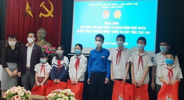Trao tặng máy tính, trang thiết bị học tập, điện thoại hỗ trợ học sinh có hoàn cảnh khó khăn trên địa bàn quận Long Biên