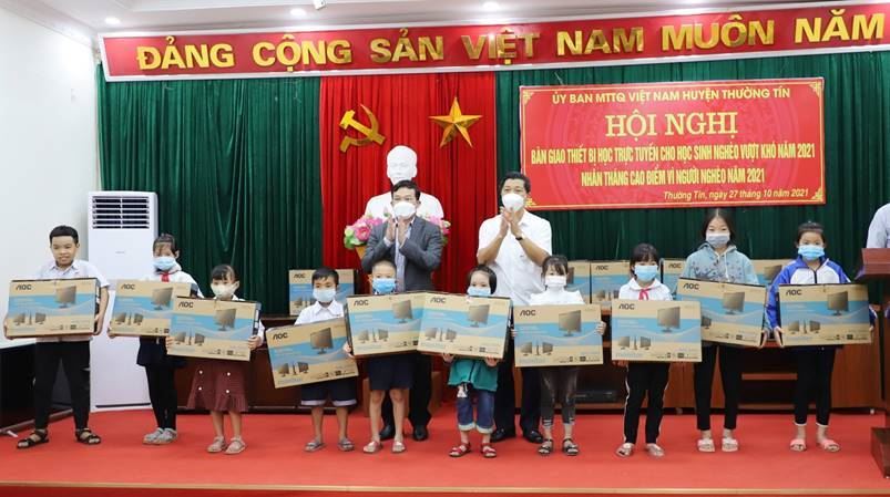 Huyện Thường Tín trao tặng máy tính cho học sinh nghèo vượt khó