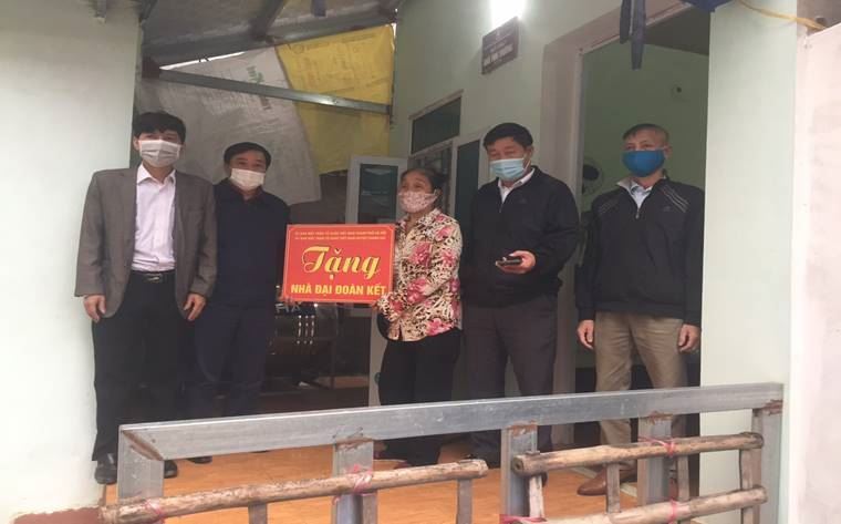 Ủy ban MTTQ Việt Nam huyện Thanh Oai trao kinh phí hỗ trợ 3 hộ nghèo xây dựng nhà Đại đoàn kết