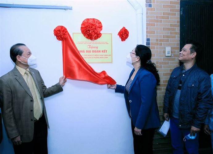 Quận Thanh Xuân trao 02 nhà Đại đoàn kết nhân dịp kỷ niệm 25 năm thành lập quận