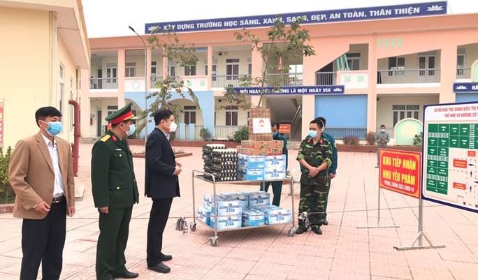 Ủy ban MTTQ Việt Nam huyện Ứng Hòa thăm tặng quà trạm y tế lưu động trên địa bàn xã Viên Nội