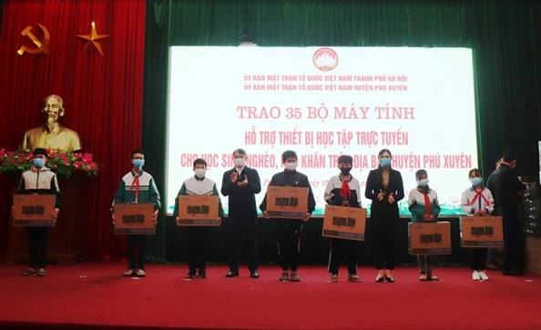 Huyện Phú Xuyên tổ chức Chương trình trao hỗ trợ 35 Bộ máy tính cho học sinh có hoàn cảnh khó khăn trong huyện 