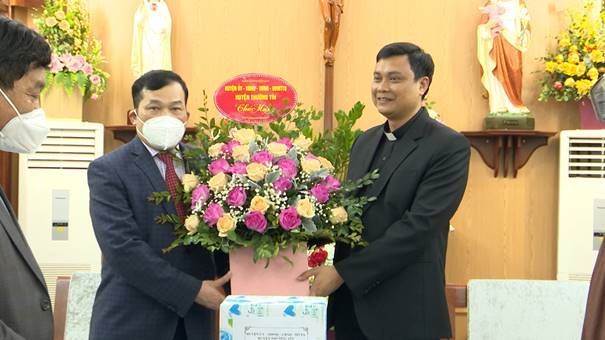 Huyện Thường Tín thăm, tặng quà các linh mục, chức sắc, chức việc tôn giáo và giáo dân nhân dịp đón Giáng sinh 2021