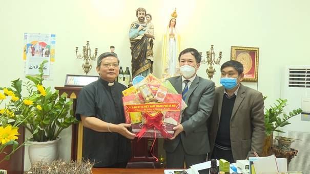Ủy ban MTTQ Việt Nam TP Hà Nội thăm, tặng quà Linh mục, hộ nghèo, hộ cận nghèo, hộ có hoàn cảnh khó khăn nhân dịp Giáng sinh 2021