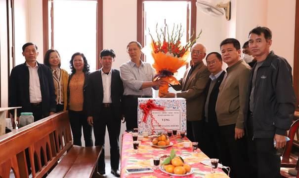 Đoàn công tác của huyện Thường Tín thăm, tặng quà chức sắc tôn giáo và giáo dân trong huyện nhân dịp đón Giáng sinh 2021 và năm mới 2022