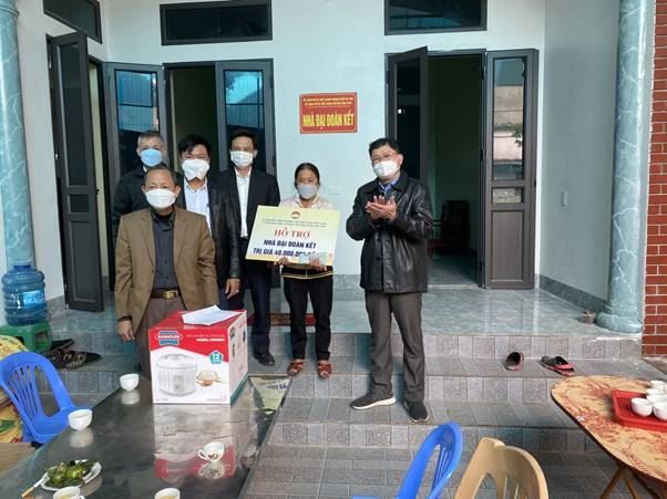 Bàn giao nhà Đại đoàn kết cho hộ có hoàn cảnh khó khăn ở xã Đại Cường, huyện Ứng Hòa