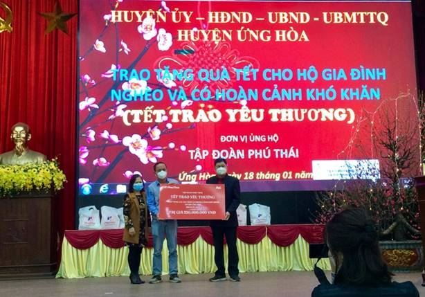 600 suất quà “Tết trao yêu thương” tặng các hộ nghèo, cận nghèo hoàn cảnh khó khăn trên địa bàn huyện Ứng Hòa