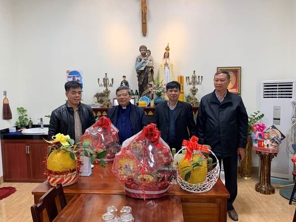 Ban Thường trực Ủy ban MTTQ Việt Nam huyện Thường Tín  thăm, tặng quà các chức sắc tôn giáo trên địa bàn huyện