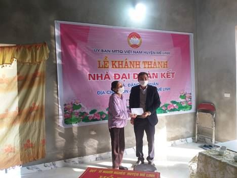Ủy ban MTTQ Việt Nam huyện Mê Linh tổ chức lễ khánh thành nhà Đại đoàn kết cho hộ cận nghèo tại xã Mê Linh.