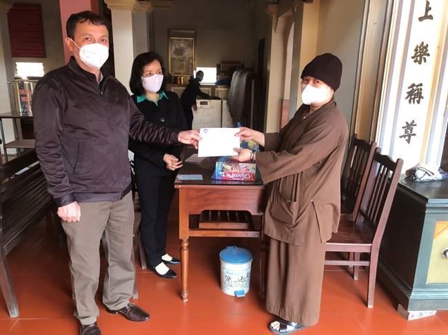 Ban Thường trực Ủy ban MTTQ Việt Nam quận Thanh Xuân thăm, tặng quà các chùa trên địa bàn quận nhân dịp năm mới Nhâm Dần 2022