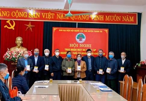 Hội Người cao tuổi huyện Thanh Trì trao tặng 55 máy đo huyết áp đến người cao tuổi có hoàn cảnh khó khăn trên địa bàn