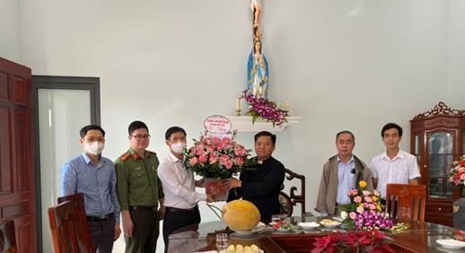 Ủy ban MTTQ Việt Nam huyện Hoài Đức thăm, chúc mừng lễ Quan thầy